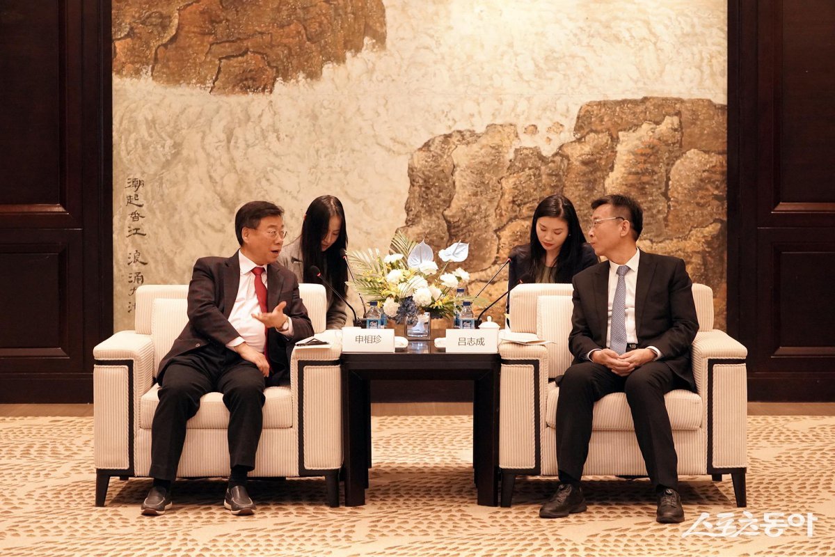 신상진 성남시장(윈쪽)이 10일(현지시간) 뤼즈청 선양시장을 접견하고 양 도시간 협력방안에 대해 논의하고 있다. 사진제공ㅣ성남시