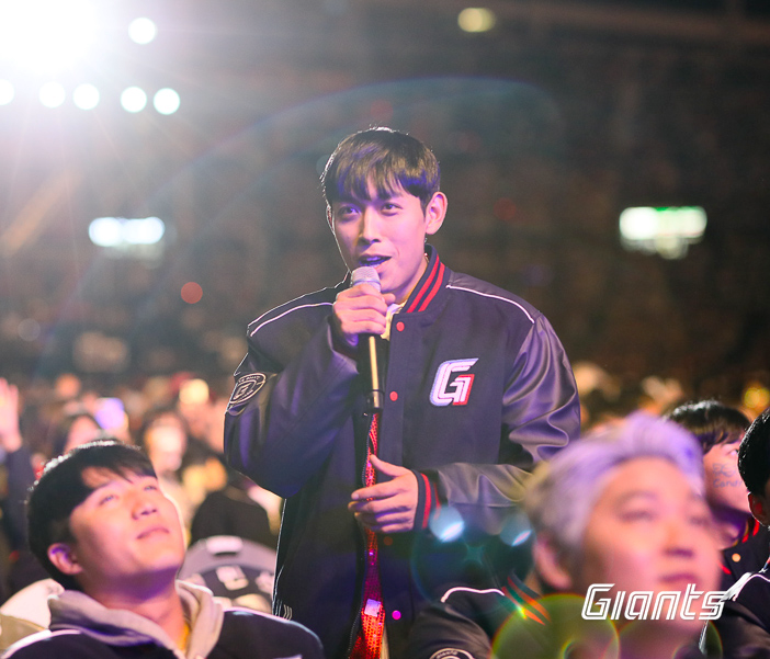 롯데 황성빈이 지난해 ‘팬스티벌’ 행사에서 바시티 자켓을 입고 팬들과 대화하고 있다. 사진제공|롯데 자이언츠