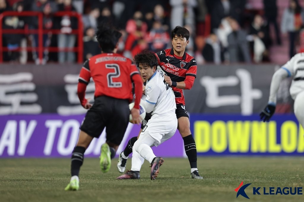 포항 전민광(오른쪽)이 11일 포항스틸야드에서 열린 가와사키와 ACLE 동아시아권역 리그 스테이지 7차전 홈경기 도중 야마다 신과 공을 다투고 있다. 사진제공|한국프로축구연맹