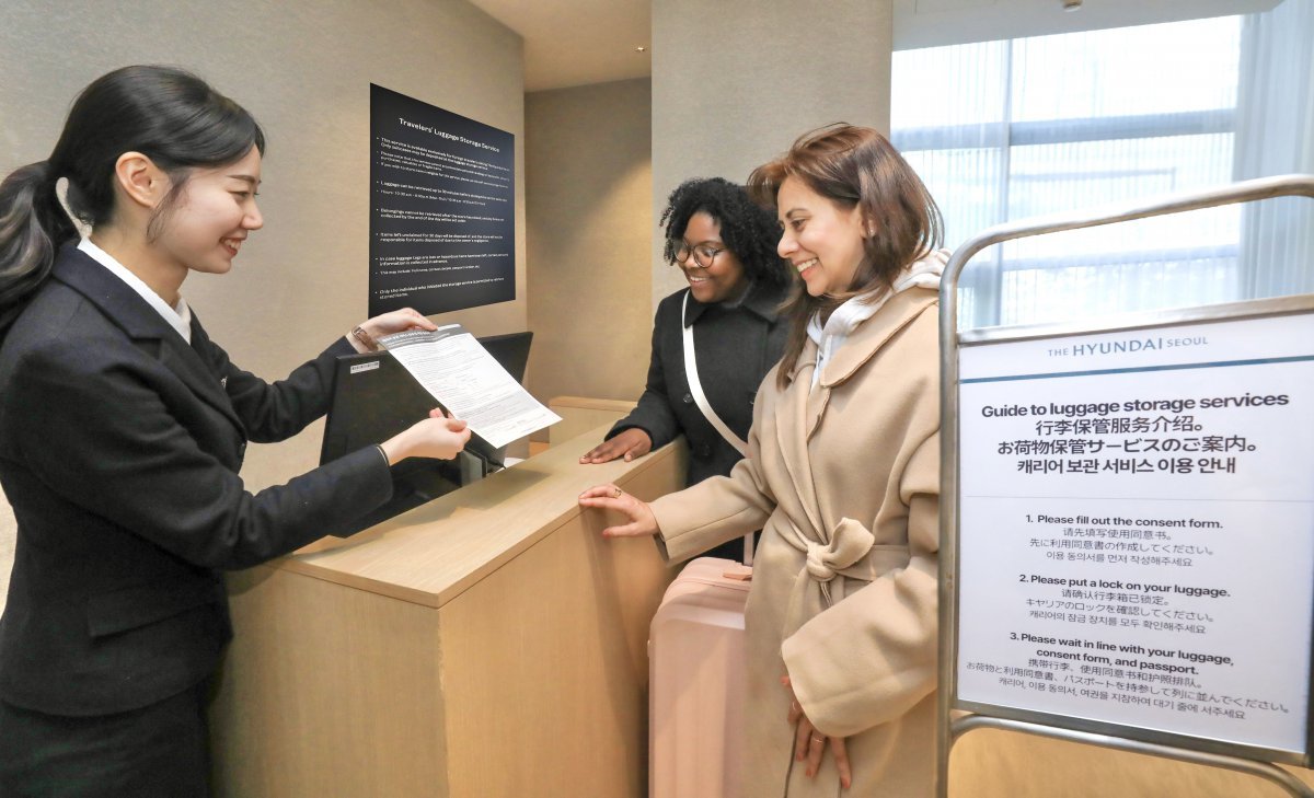 더현대 서울이 외국인 방문객 대상 서비스 강화에 한창이다. 1층 투어리스트 데스크에서 무료 캐리어 보관 서비스를 안내받고 있는 외국인 관광객. 사진제공|현대백화점