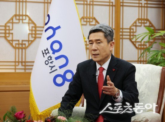 이강덕 포항시장이 미국의 철강제품 관세부과 발표에 대해 경제 전반에 심각한 타격이 예상된다면서 범정부 차원의 공동대응을 호소하고 있다. 사진제공 ㅣ 포항시