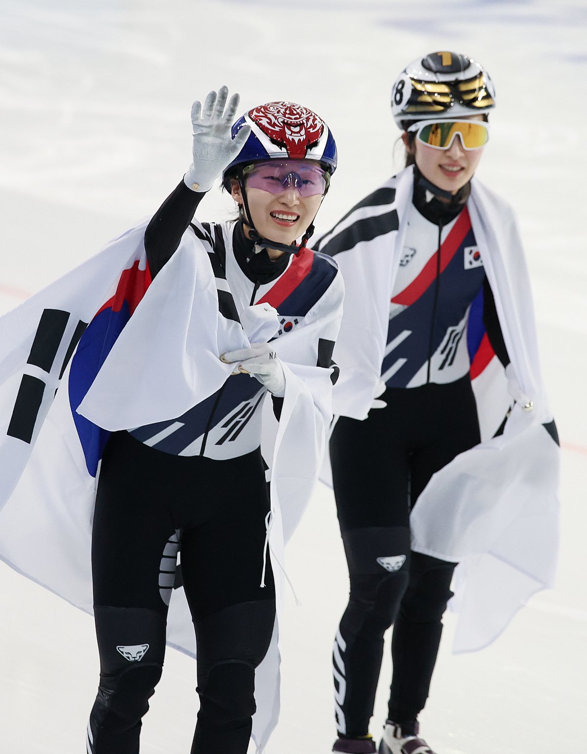 9일(현지 시간) 중국 하얼빈 헤이룽장 빙상훈련센터에서 열린 2025 하얼빈 동계 아시안게임 쇼트트랙 여자 1000m 결승 경기에서 금메달을 차지한 최민정과 은메달을 차지한 김길리가 태극기를 들고 기뻐하고 있다. 하얼빈(중국) ㅣ뉴시스