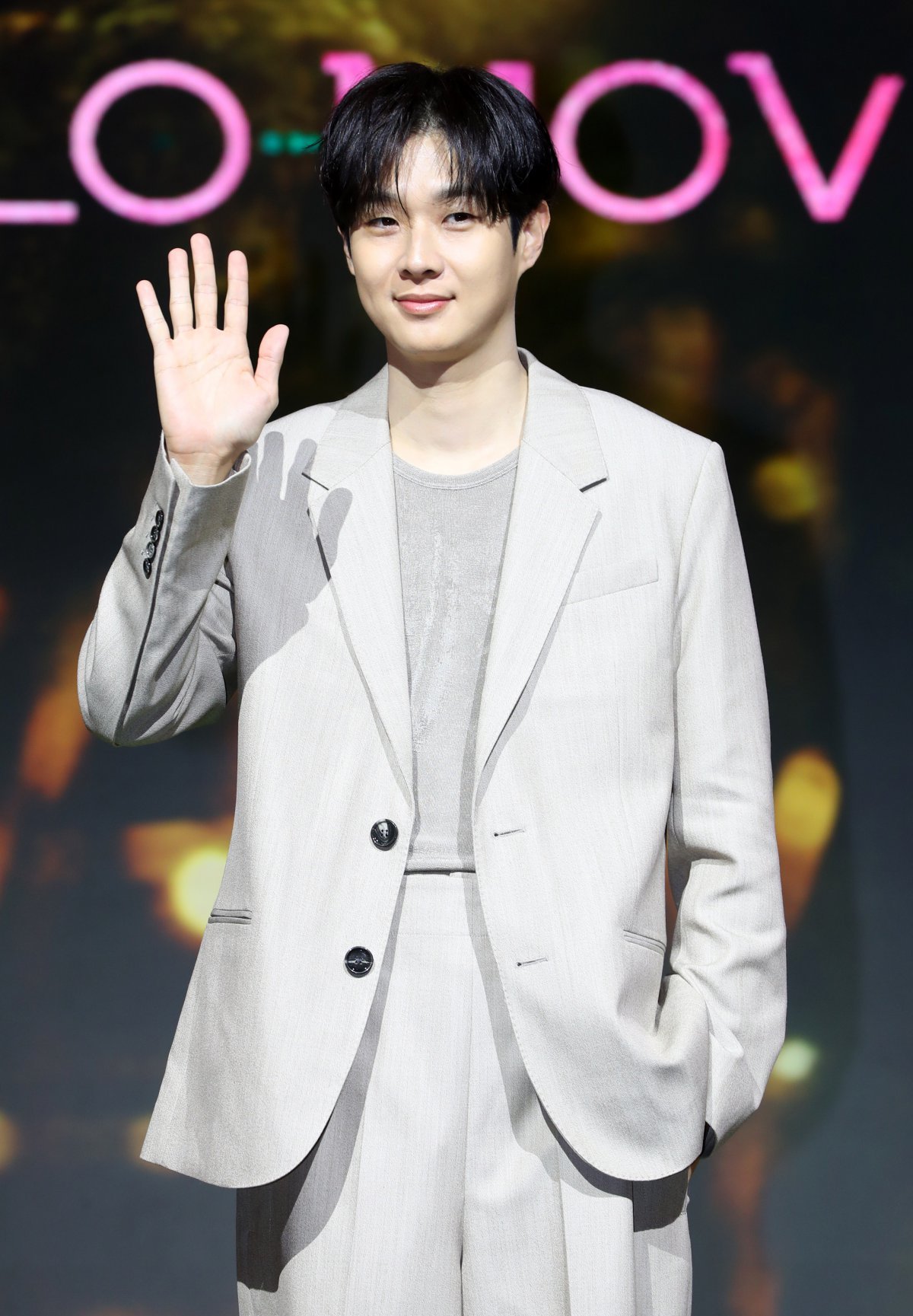 [서울=뉴시스] 김혜진 기자 = 배우 최우식이 12일 오전 서울 동대문 JW메리어트 스퀘어에서 열린 넷플릭스 시리즈 ‘멜로무비’ 제작발표회에서 포즈를 취하고 있다.   ‘멜로무비’는 사랑도 하고 싶고 꿈도 이루고 싶은 애매한 청춘들이 서로를 발견하고 영감이 되어주며 각자의 트라우마를 이겨내는 영화 같은 사랑을 그린 로맨스극이다. 2025.02.12. jini@newsis.com