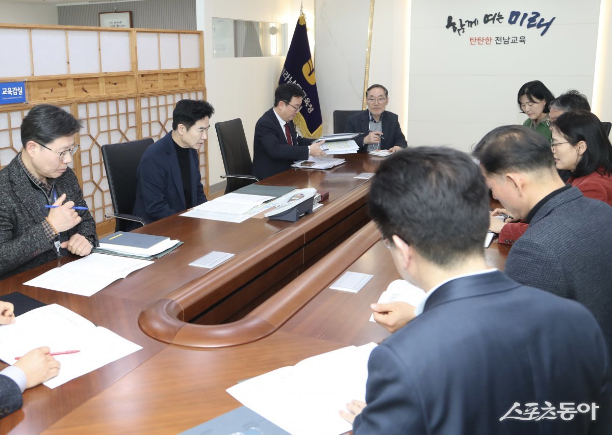 지난 11일 전남도교육감실에서 김대중 교육감 주재로 열린 긴급 대책회의. 사진제공=전남도교육청