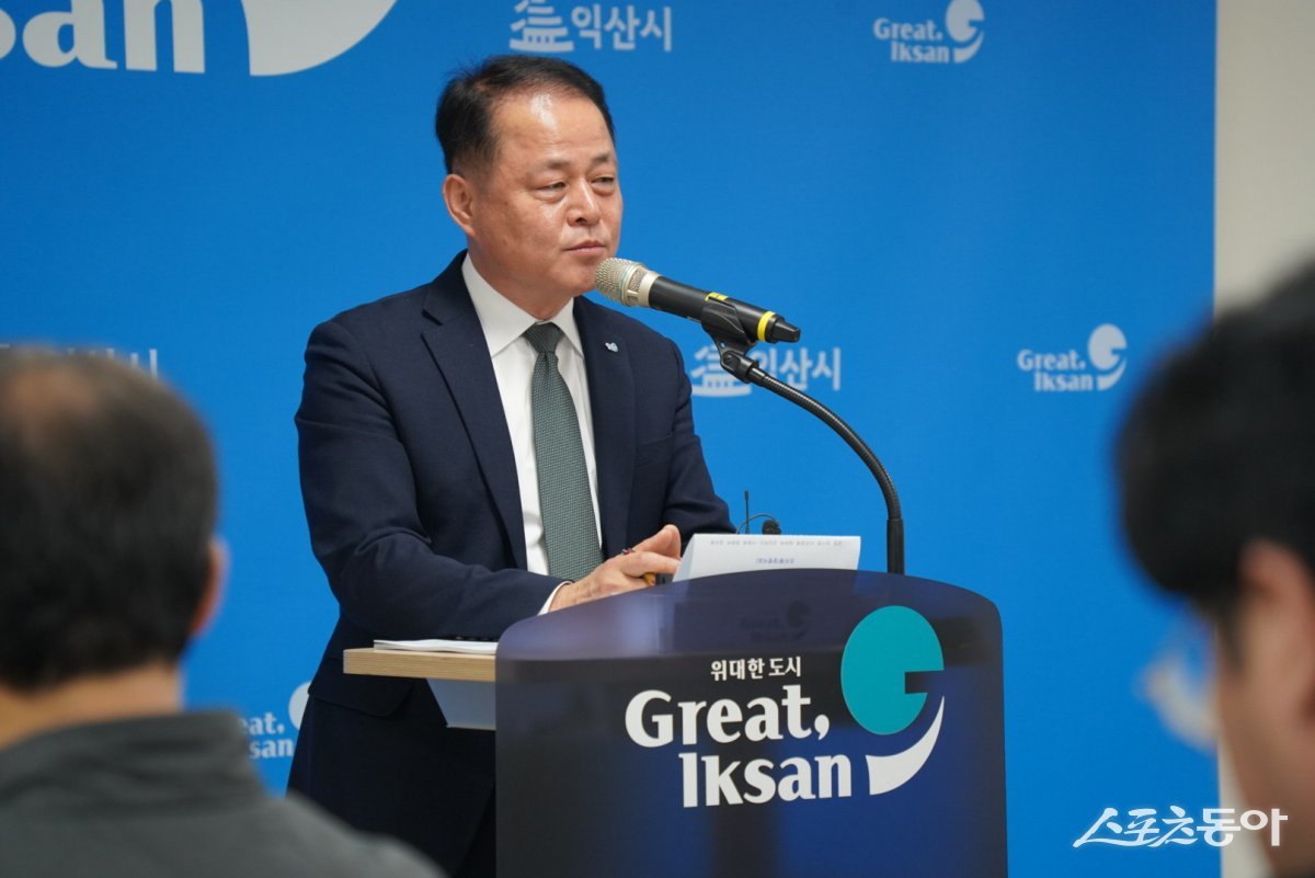 배석희 경제관광국장이 12일 정례브리핑을 통해 2025년 경제·관광 분야의 주요 신규 사업을 발표하고 있다. 사진제공=익산시