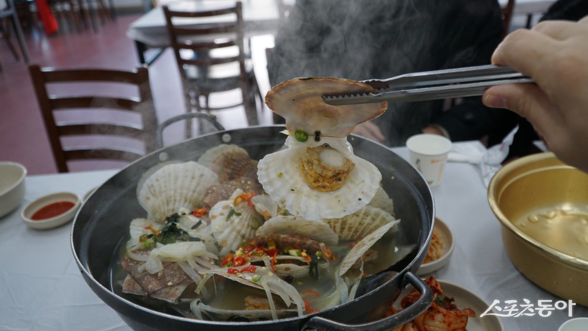 울진 죽변항 망양정해물칼국수의 가리비찜. 커다란 솥에 가득 가리비를 담아주는데 푸짐한 담음새가 먹음직스럽다  울진｜김재범 기자 oldfield@donga.com