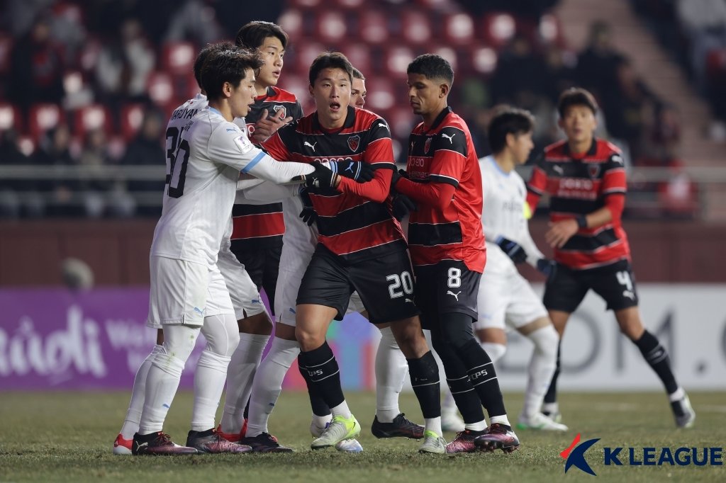 포항 공격수 안재준(가운데)이 11일 포항스틸야드에서 열린 가와사키와 ACLE 동아시아권역 리그 스테이지 7차전 홈경기 도중 상대 수비진과 몸싸움을 하고 있다. 사진제공｜한국프로축구연맹