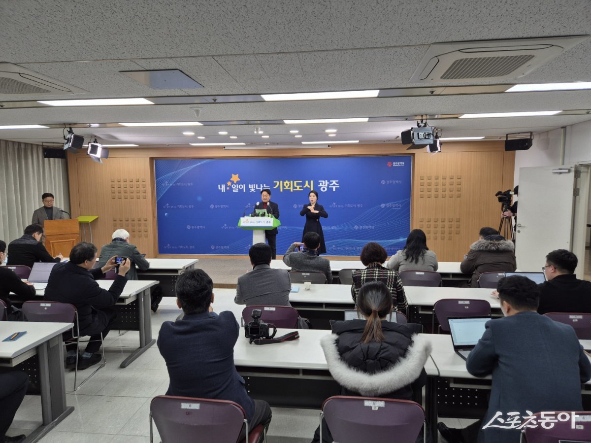 강기정 광주광역시장이 12일 청사 5층 브리핑실에서 광주시의회가 도시계획조례안를통과 시킨 것에 대해 강한 유감을 표명했다. 사진제공=박성화 기자