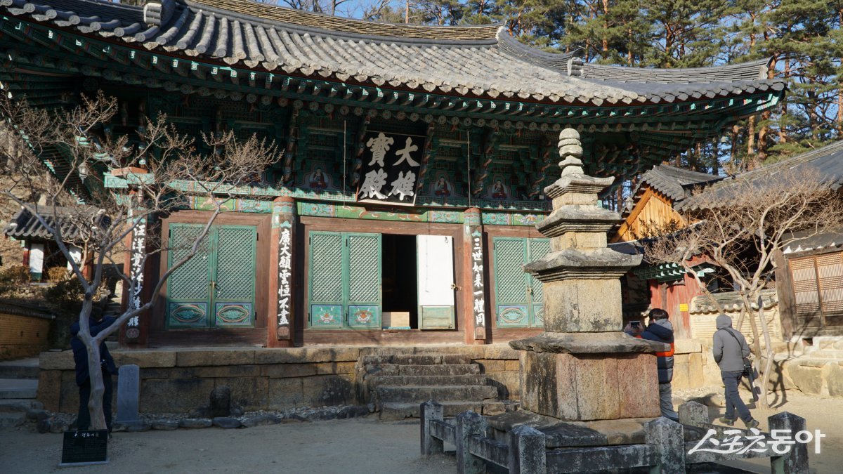 유서깊은 고찰 특유의 고즈적한 분위기가 느껴지는 불영사 대웅보전. 보물급 문화재이다   울진｜김재범 기자 oldfield@donga.com