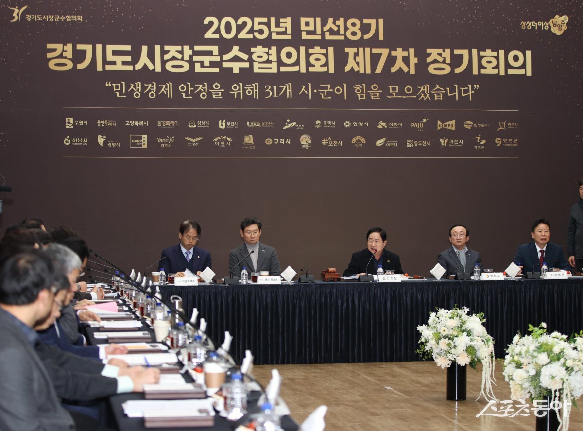 주광덕 경기도시장군수협의회 회장(가운데 오른쪽 세번째)이 12일 남양주 경기시청자미디어센터에서 축사를 하고 있다. 사진제공ㅣ남양주시