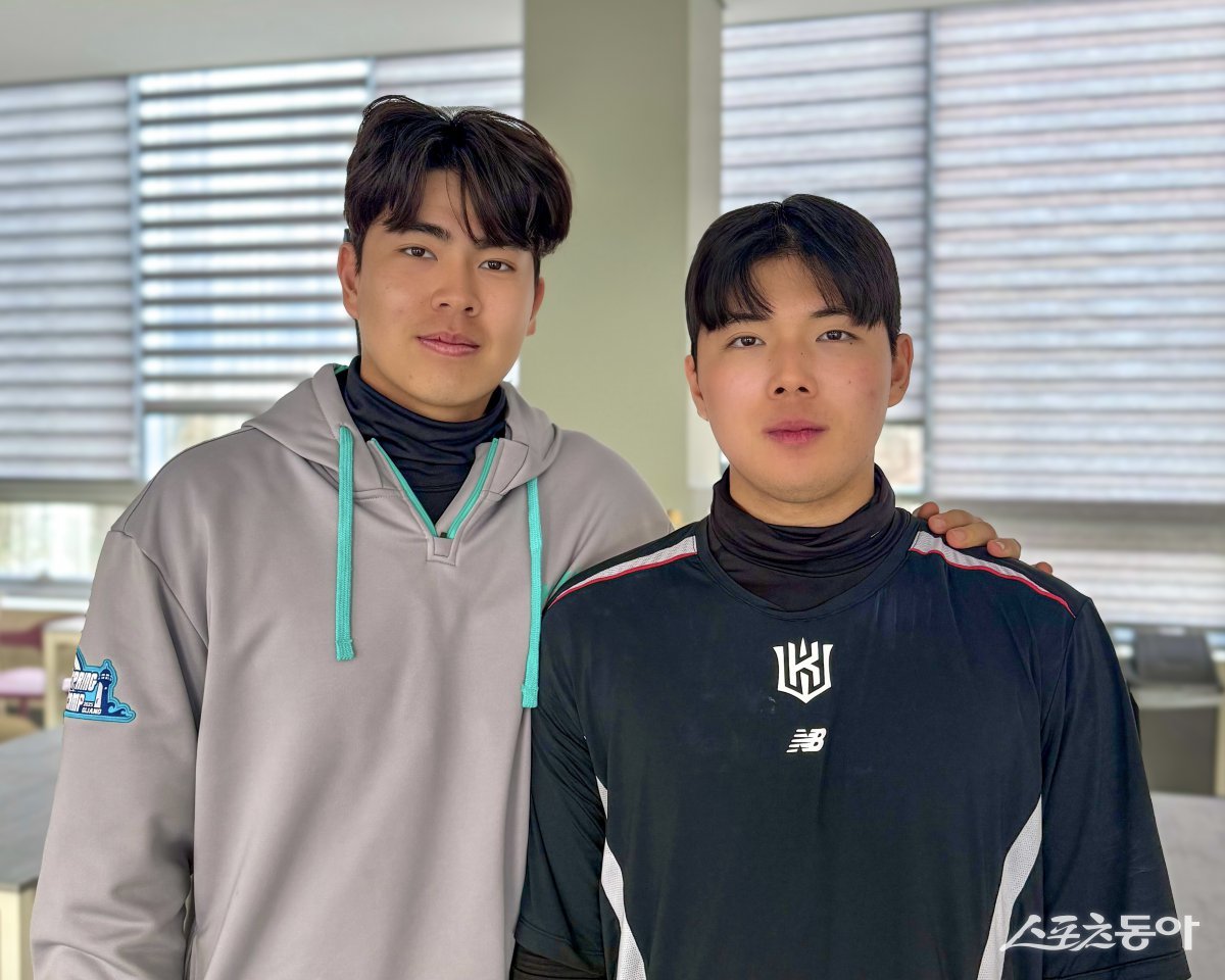 KT 퓨처스 스프링캠프에서 성장 가능성을 보여준 이승현(왼쪽)과 박민석이 11일 익산 야구국가대표훈련장에서 어깨동무를 하고 있다. 사진제공|KT 위즈