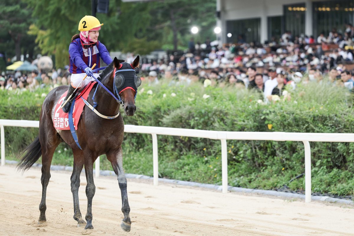 지난해 10월 대통령배에서 우승할 당시 글로벌히트와 김혜선 기수. 1월에 이어 3월 1일 두바이 해외무대에 다시 도전한다  사진제공｜한국마사회
