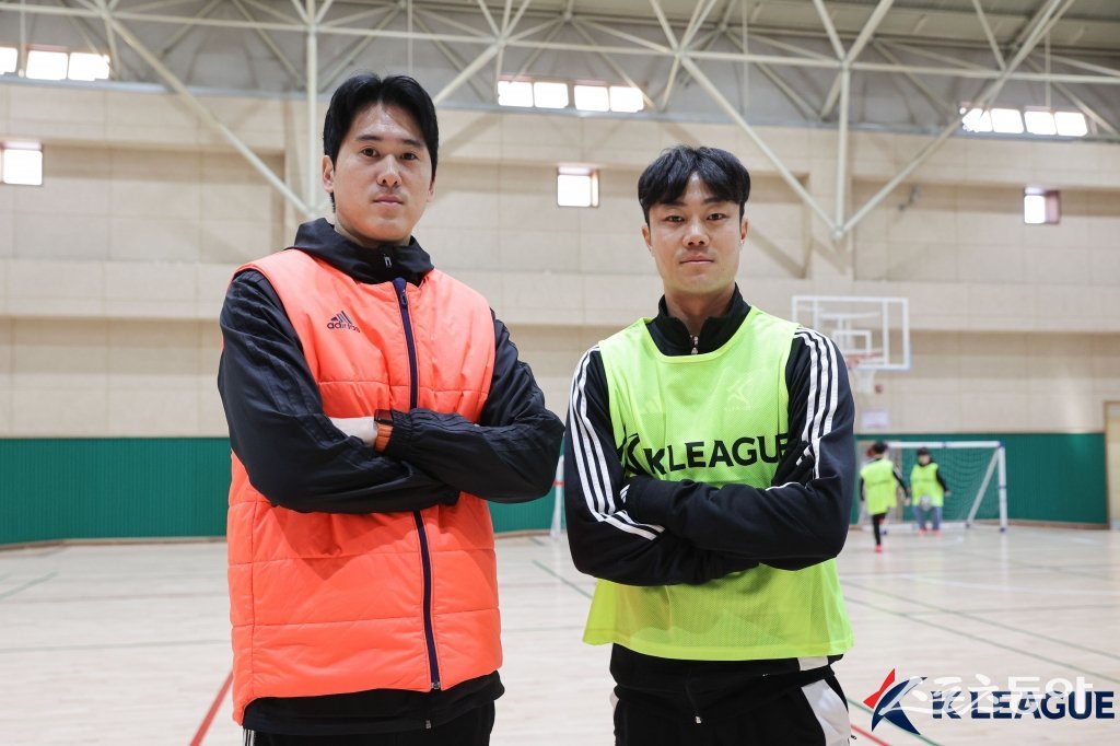 한국프로축구연맹의 ‘K리그 퓨처스 어린이 축구교실’의 강사로 참여한 이준희(오른쪽)과 유수철. 이들은 이번 프로그램처럼 은퇴선수들이 축구 저변확대에 기여하면서 진로 설계를 할 수 있는 기회가 많아지길 기원했다. 사진제공|한국프로축구연맹