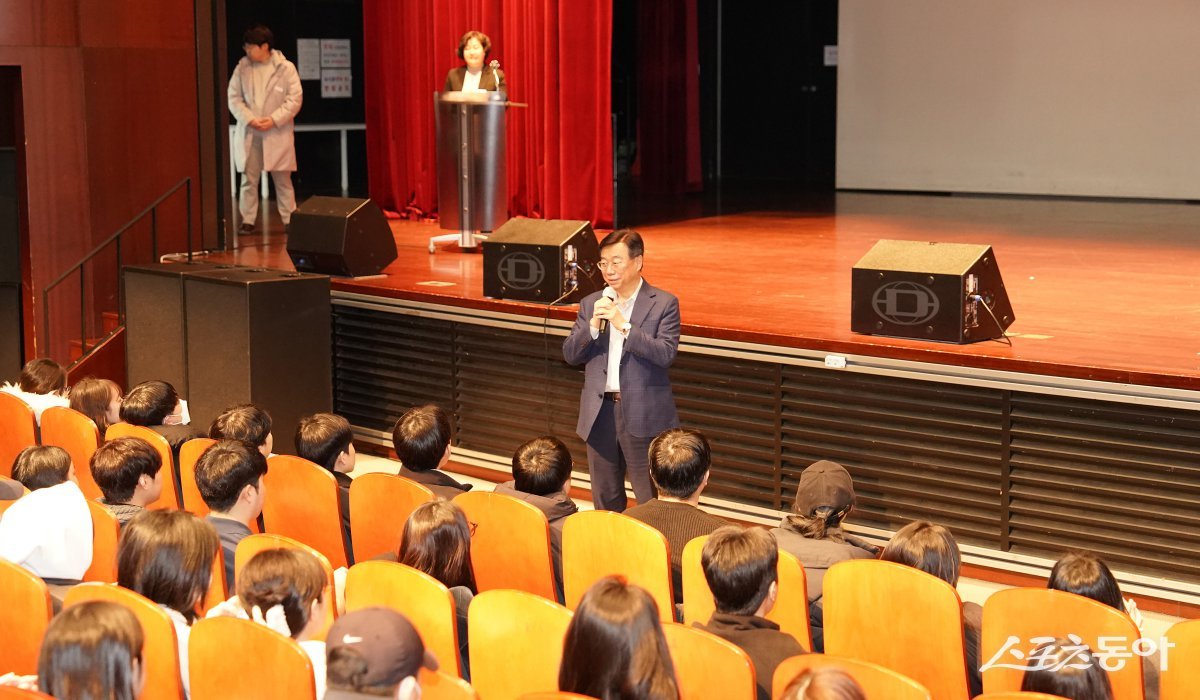 신상진 성남시장이 학생들 앞에서 12일 대학생들의 진로탐색과 행정업무 이해를 위한 역량교육에 참석해 연수생들을 격려하고 있다. 사진제공ㅣ성남시