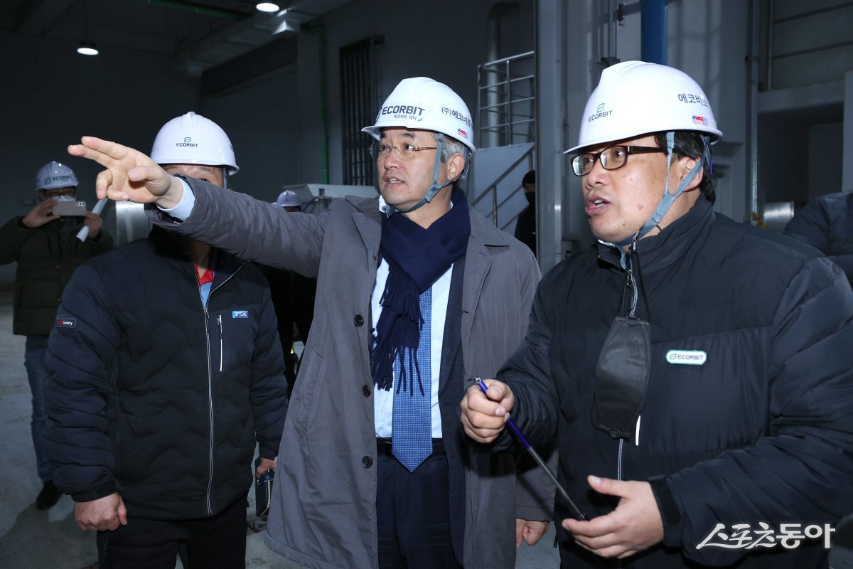 삼송수질복원센터를 점검하고 있는 이동환 고양특례시장(오른쪽 두번째) 사진제공ㅣ고양시