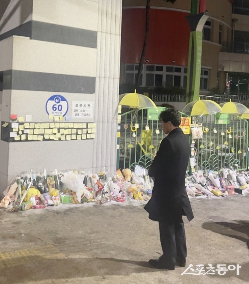 최윤홍 부산교육감 권한대행이 지난 12일 밤 정신질환을 앓고 있는 교사의 손에 희생당한 故 김하늘 양이 다니던 학교를 찾아 추모하고 있다.