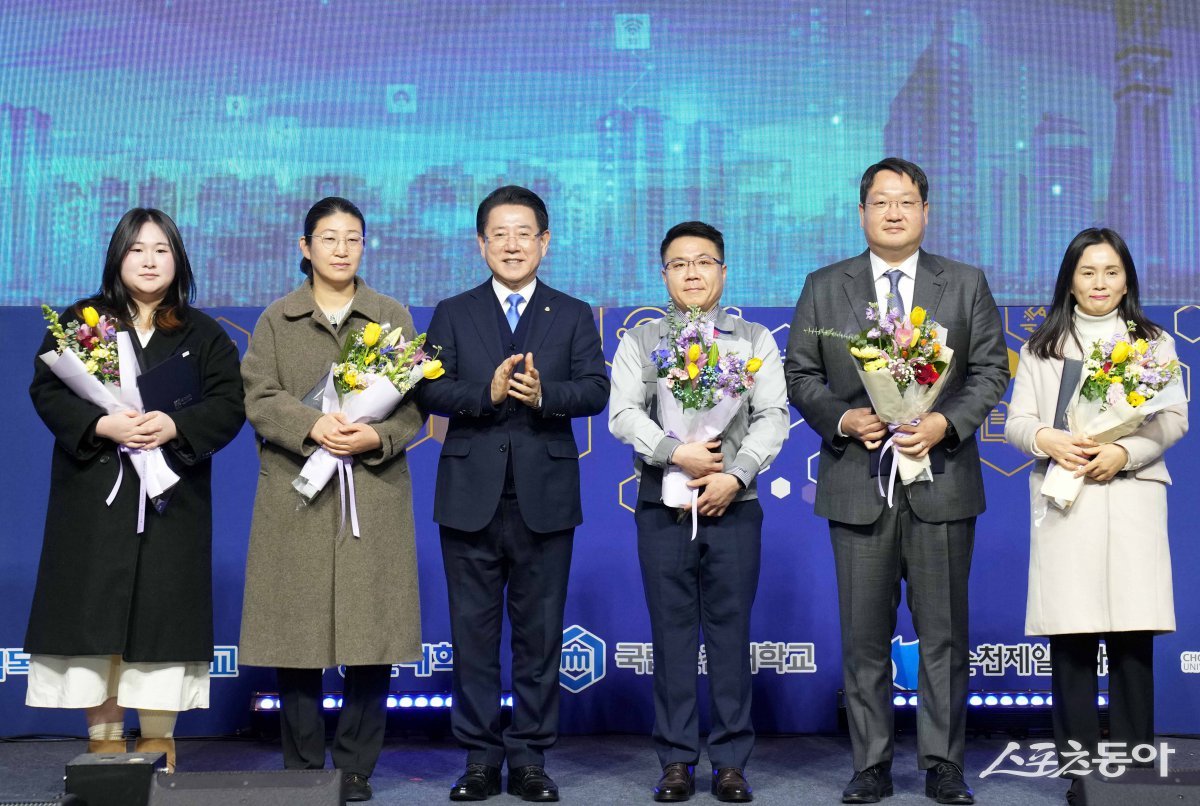 김영록 전라남도지사가 13일 영암 호텔현대바이라한에서 열린 ‘지자체-대학 협력기반 지역혁신사업(RIS) 성과공유회 및 지역발전토론회’에 참석, 참석자들과 지자체-대학 협력기반 지역혁신사업(RIS) 성공다짐 퍼포먼스를 하고 있다. 사진제공=전남도