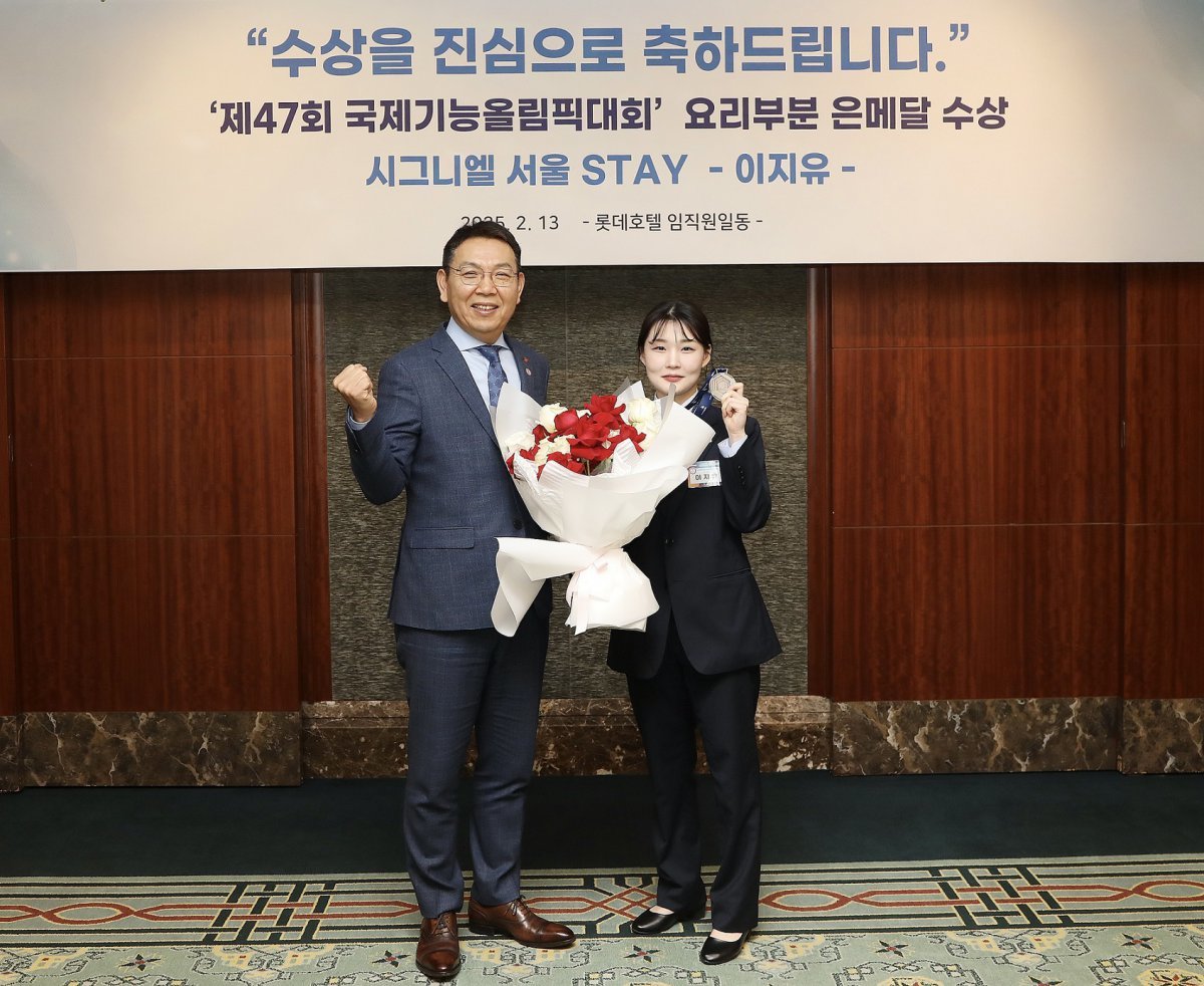 정호석 롯데호텔앤리조트 대표이사(왼쪽)와 이지유 시그니엘 서울 스테이 셰프가 기념촬영을 하고 있다 사진제공|롯데호텔