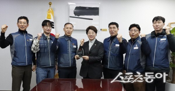 이달희 국회의원(가운데)이 전공노 소방본부 감사패를 받고 기념촬영하고 있다. 사진제공 ㅣ 이달희의원실