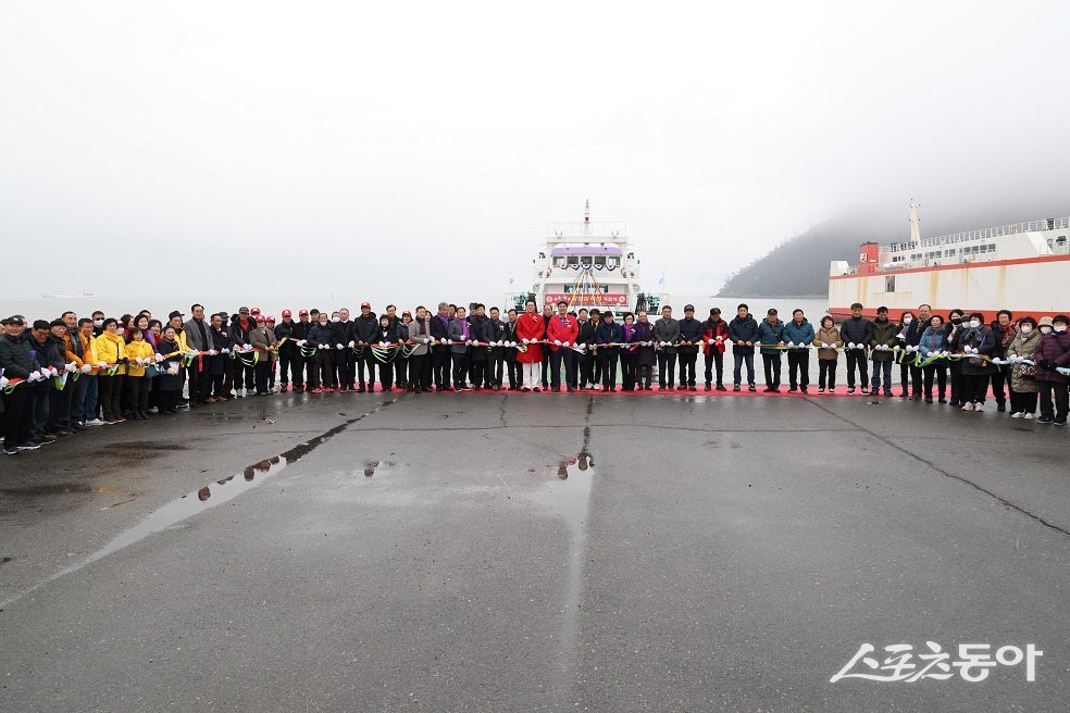 지난 12일 압해 송공항에서 열린 공영여객선 취항식 테이프커팅 행사. 사진제공=신안군