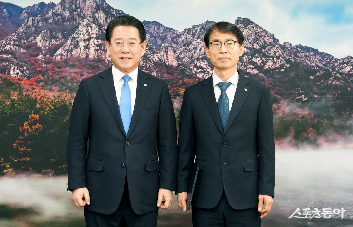 김영록 전남도지사가 14일 도청 접견실에서 최광식 신임 감사관에게 임명장을 수여하고 기념촬영을 하고 있다. 사진제공=전남도