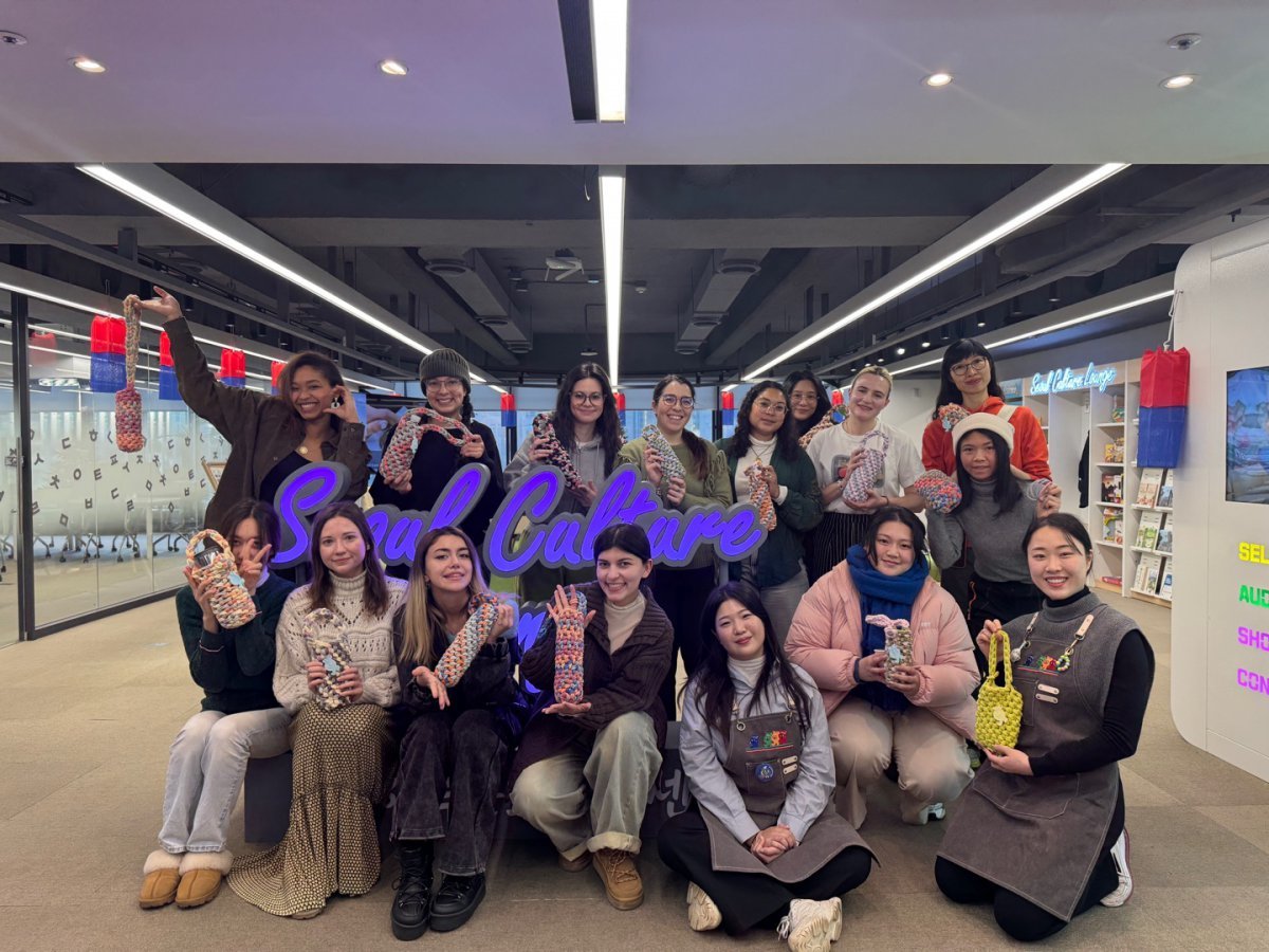 리폼아트 프로그램에 참가해  자신의 취향에 맞춰 텀블러백을 꾸민 외국인 관광객        사진제공｜서울관광재단