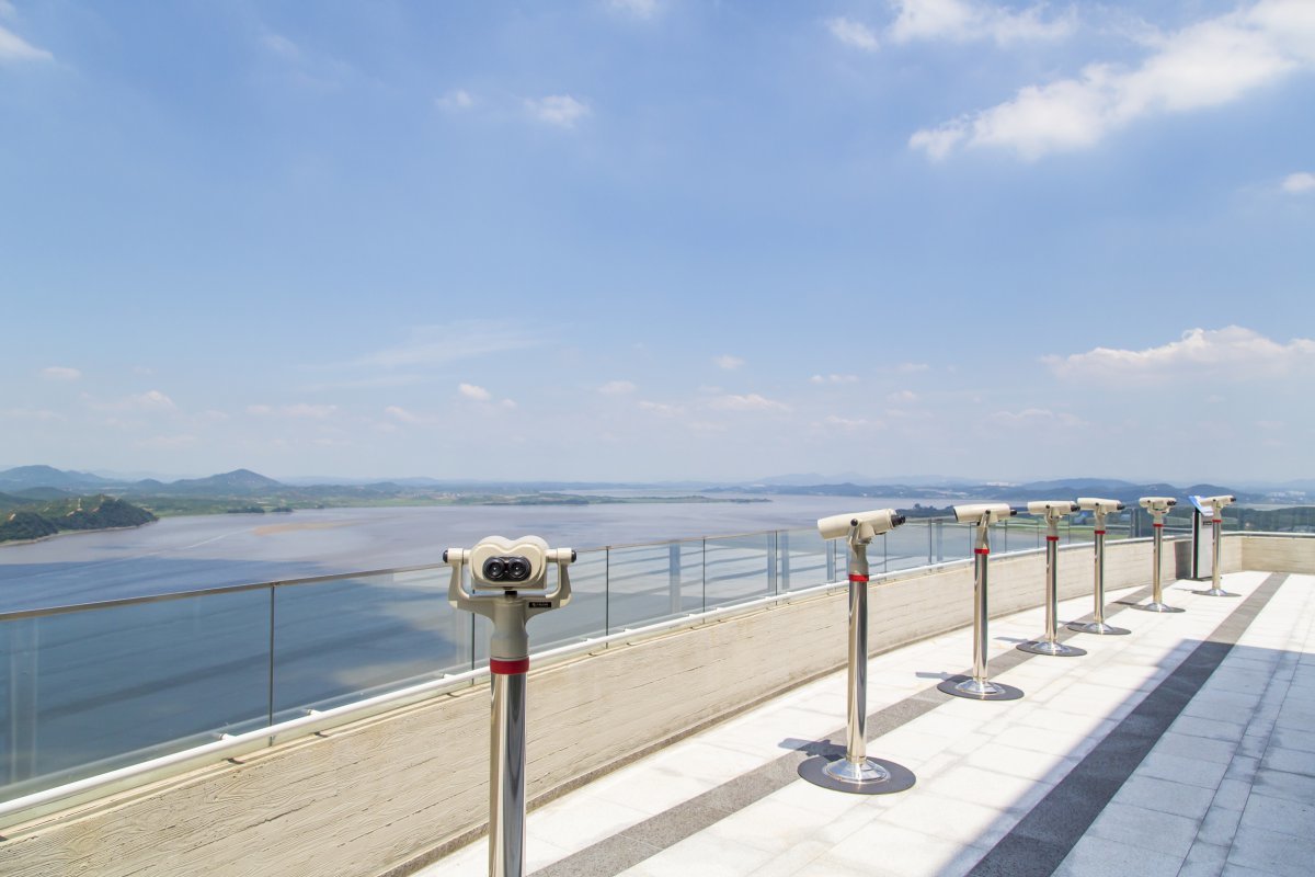 ‘광복 80호, DMZ 평화열차’ 3코스의 김포 애기봉 평화 생태공원 내 조강전망대 사진제공|코레일관광개발