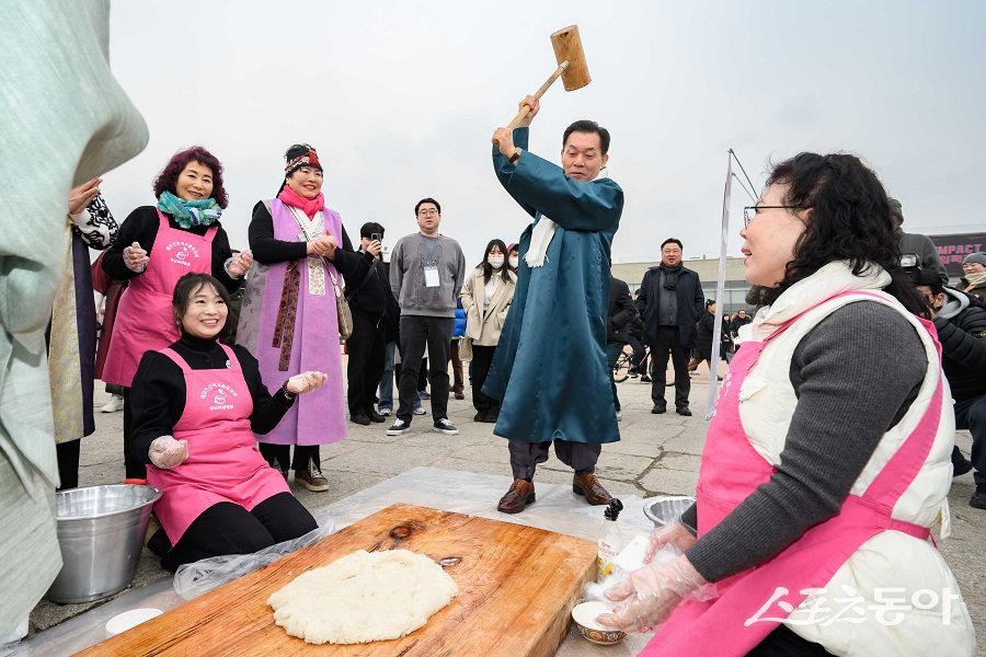 이재준 수원시장이 떡메치기 체험을 하고 있다. 사진제공|수원시청