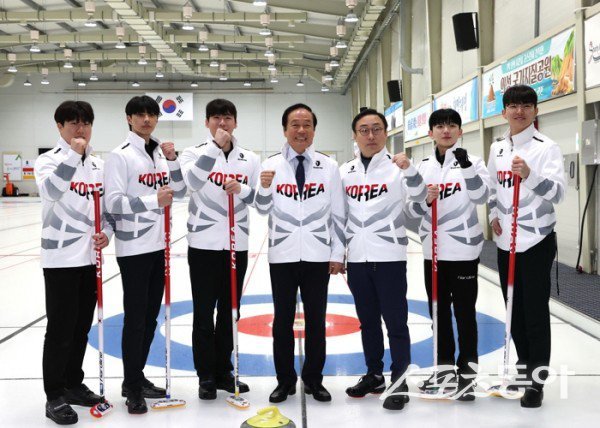 하얼빈 동계아시안게임 은메달을 차지한 의성군청 남자컬링팀이 파이팅하고 있다. 사진제공 ㅣ 의성군