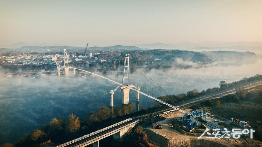 여주시 남한강 출렁다리 전경. 사진제공|여주시청