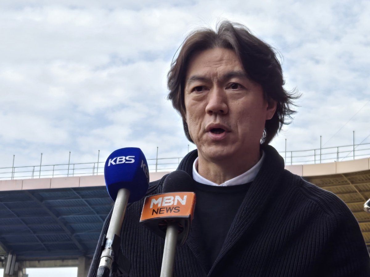 홍명보 축구국가대표팀 감독이 2025시즌 K리그1 공식 개막전이 열린 15일 포항스틸야드에서 한 달여의 유럽 출장 성과를 밝히고 있다. 포항｜뉴시스