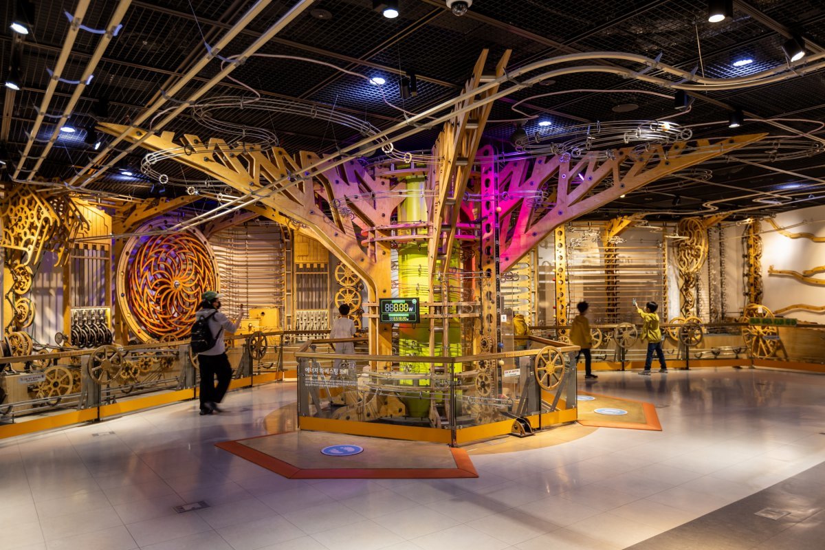 국립어린이과학관의 에너지트리. 각종 에너지의 생성원리를 알려준다      사진제공｜서울관광재단