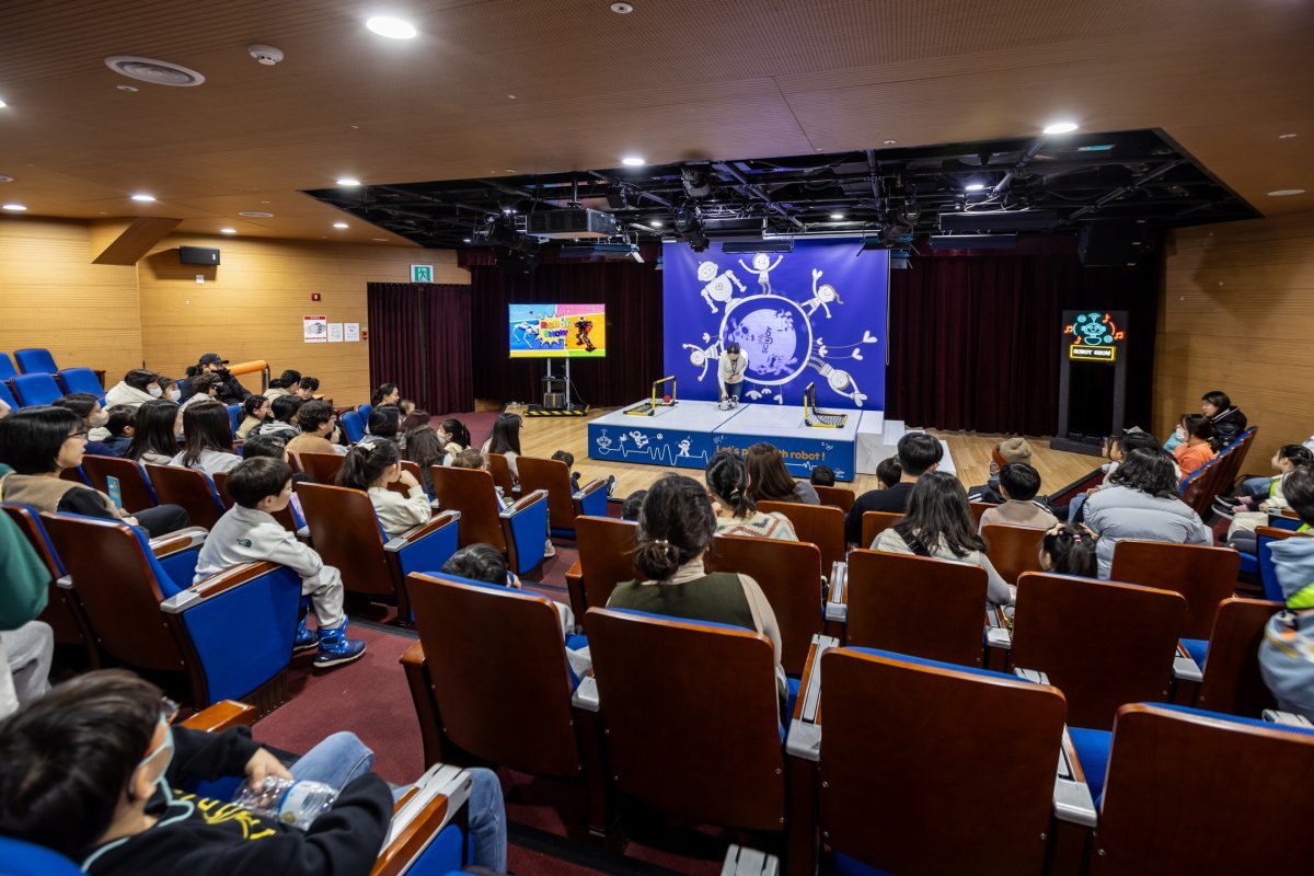 국립어린이과학관에서 상설 프로그램으로 운영하는 다양한 로봇들의 공연을 볼 수 있는 로봇쇼  사진제공｜서울관광재단