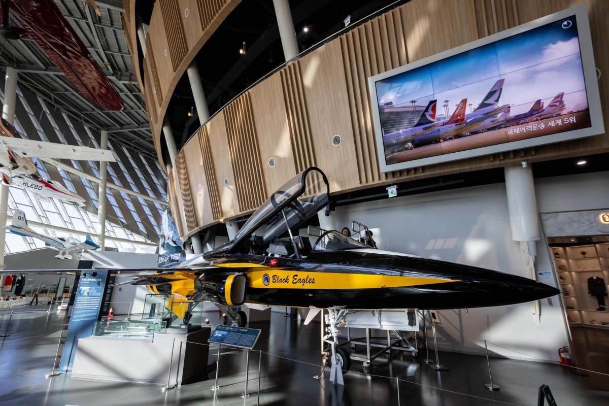 국립항공박물관 1층에 전시하고 있는 한국 공군 블랙이글스 항공기     사진제공｜서울관광재단