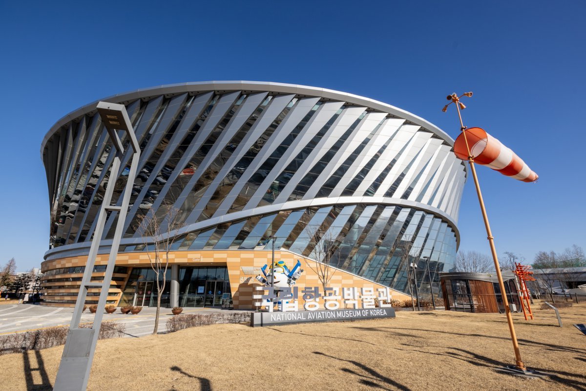 김포국제공항 부지에 있는 국립항공박물관 외관                 사진제공｜서울관광재단
