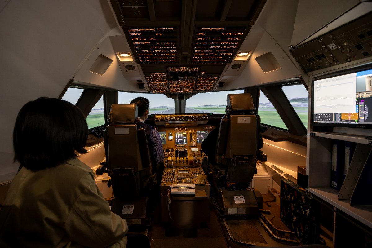 보잉 747 여객기 조종석을 똑같이 구현해 조종사와 관제사의 작업을 경험하는 국립항공박물관의 항공기 조종관제체험             사진제공｜서울관광재단