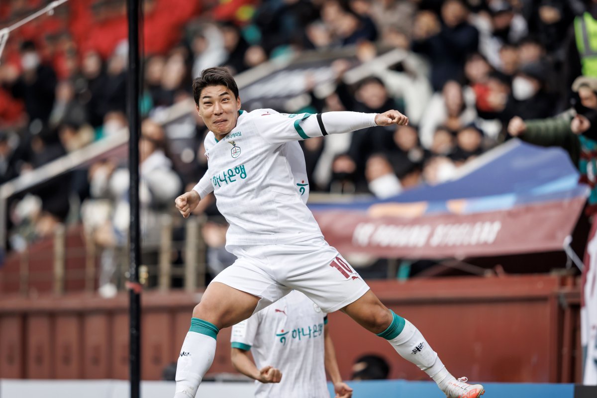 대전하나 주민규가 15일 포항스틸야드에서 열린 포항과 2025시즌 K리그1 공식 개막전에서 득점한 뒤 주먹을 불끈 쥐며 포효하고 있다. 사진제공|한국프로축구연맹