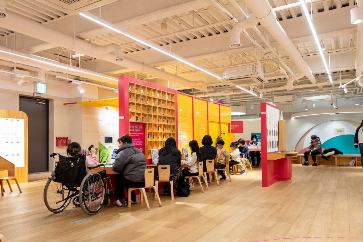 서울공예박물관 내 어린이박물관 3층 옷공방에서 실과 천을 활용한 체험을 하고 있다     사진제공｜서울관광재단