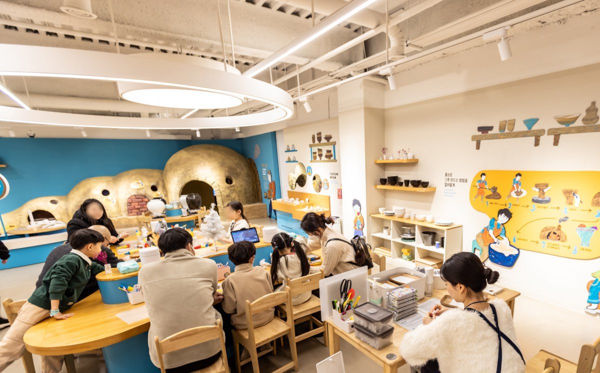 서울공예박물관의 어린이박물관 2층 그릇공방에서 진행하는 체험 교육      사진제공｜서울관광재단