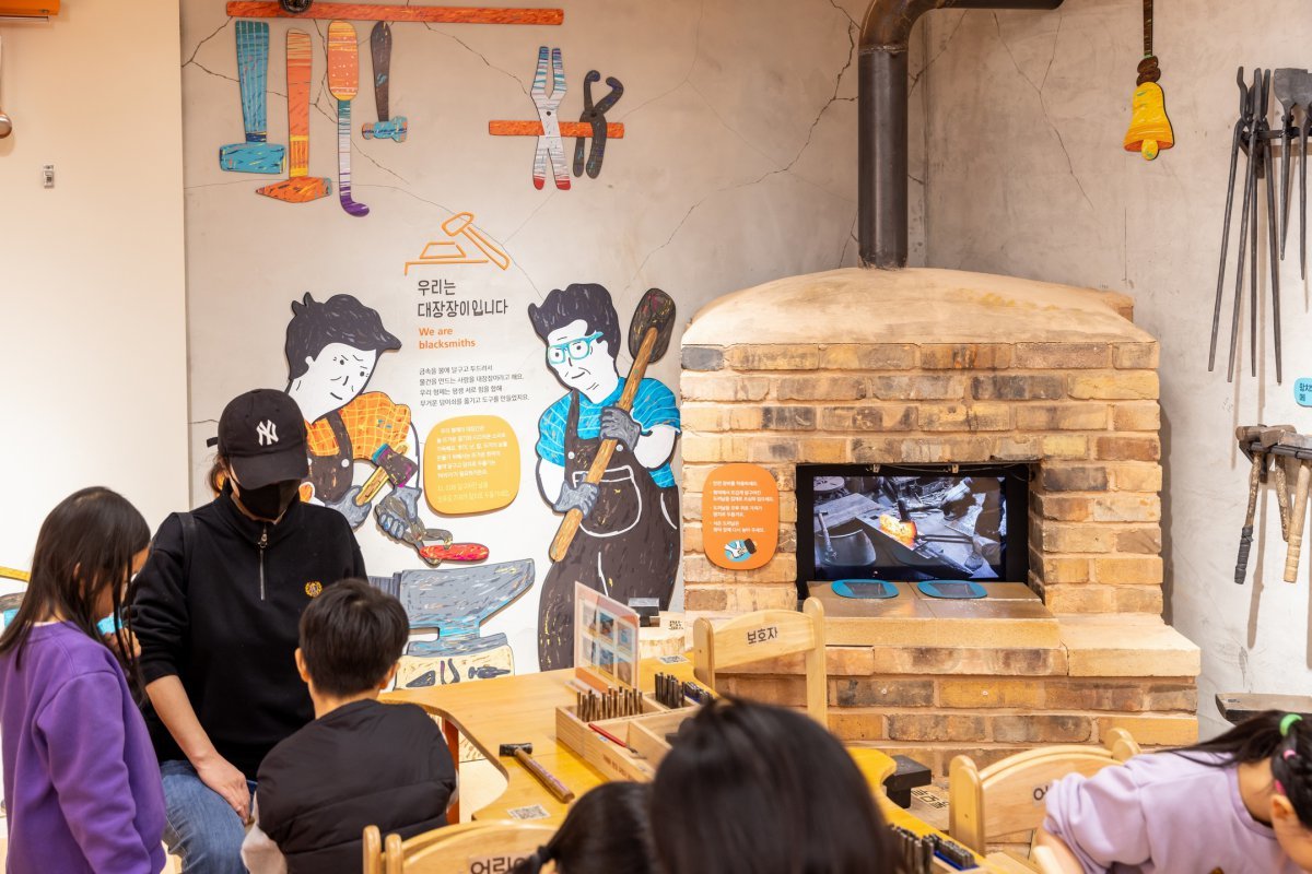 서울공예박물관의 어린이박물관 2층에 있는 철물공방에서 다양한 도구로 만들기 프로그램을 진행하고 있다   사진제공｜서울관광재단