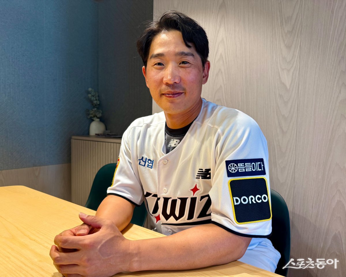 은퇴 후 지도자로 야구인생의 2막을 연 KT 박경수 QC코치는 “펑고가 제일 어렵다”며 혀를 내둘렀다. 많은 후배가 좀 더 성장하도록 돕고 싶은 마음이 커서다. 질롱(호주)|김현세 기자 kkachi@donga.com