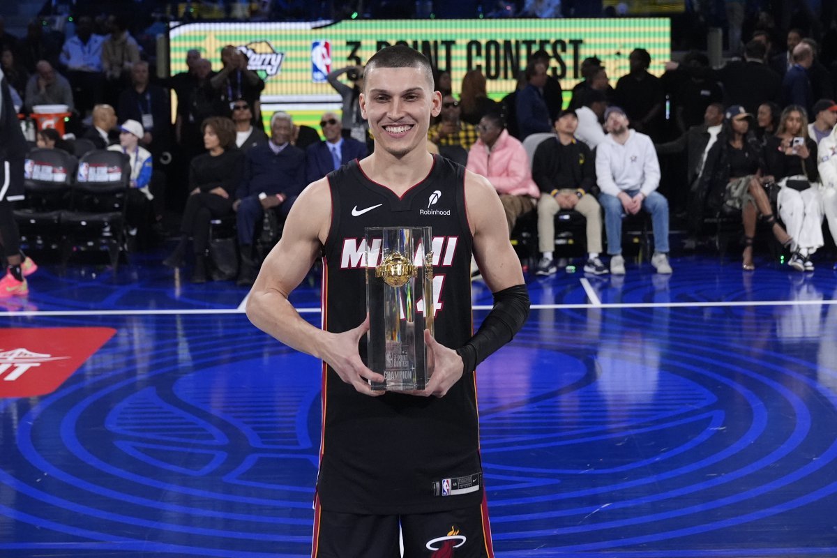 타일러 히로(마이애미)가 16일(한국시간) 체이스센터에서 열린 2024~2025시즌 미국프로농구(NBA) 올스타 위크엔드 3점슛 콘테스트에서 우승한 뒤 트로피를 들고 환하게 웃고 있다. 샌프란시스코(미 캘리포니아주)|AP뉴시스