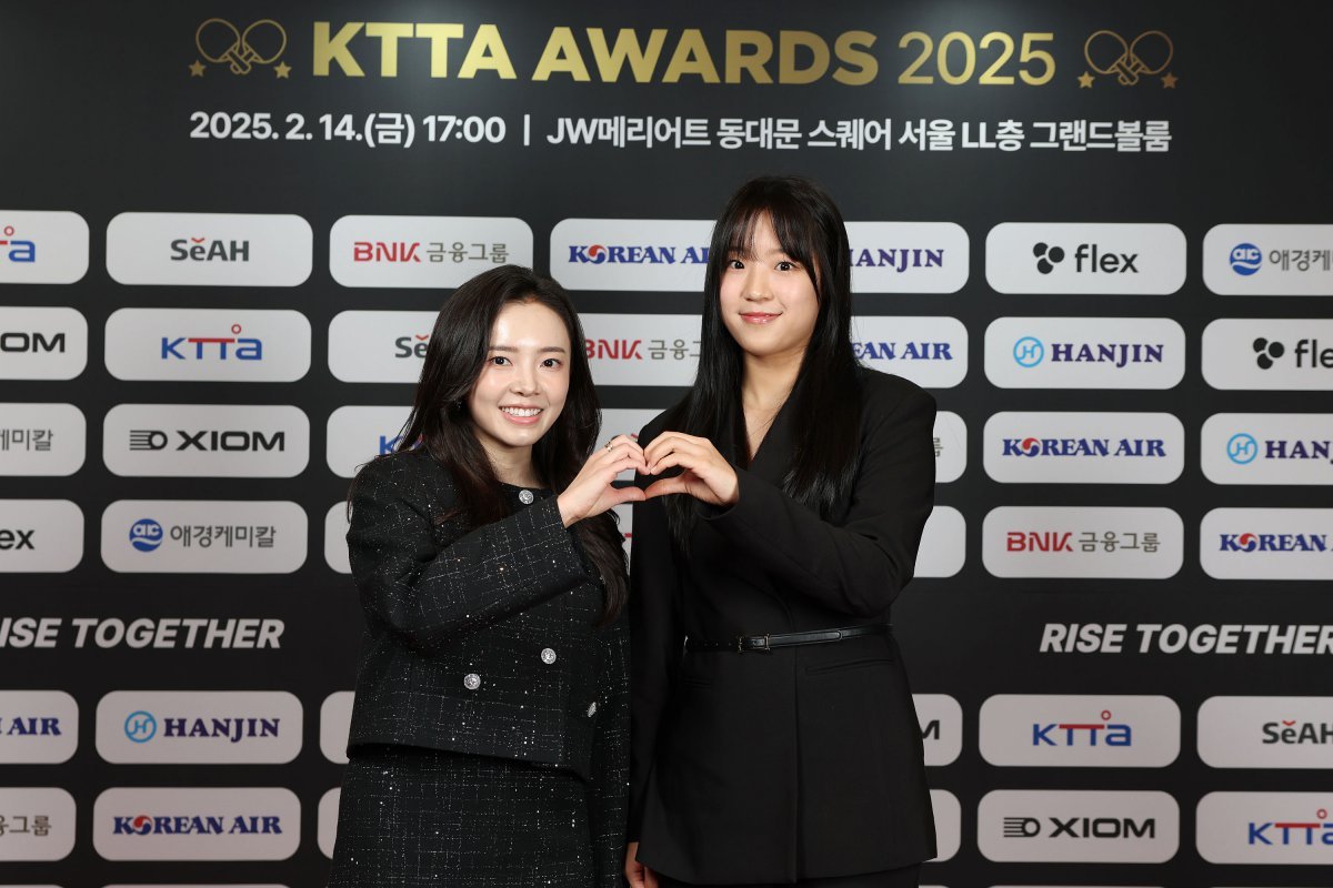 전지희(왼쪽)가 14일 서울 JW메리어트 동대문스퀘어에서 열린 은퇴 기자회견에서 여자복식 파트너 신유빈과 기념촬영을 하고 있다. 2008년 중국을 떠나 한국 땅을 밟은 그는 지난해 8월 2024파리올림픽에서 염원했던 메달을 거머쥔 덕분에 웃으면서 라켓을 내려놓았다. 사진제공|대한탁구협회