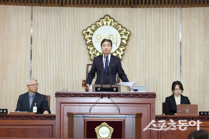 김운남 고양특례시의회 의장이 14일 본회의장에서 개회사를 하고 있다. 사진제공ㅣ고양시의회