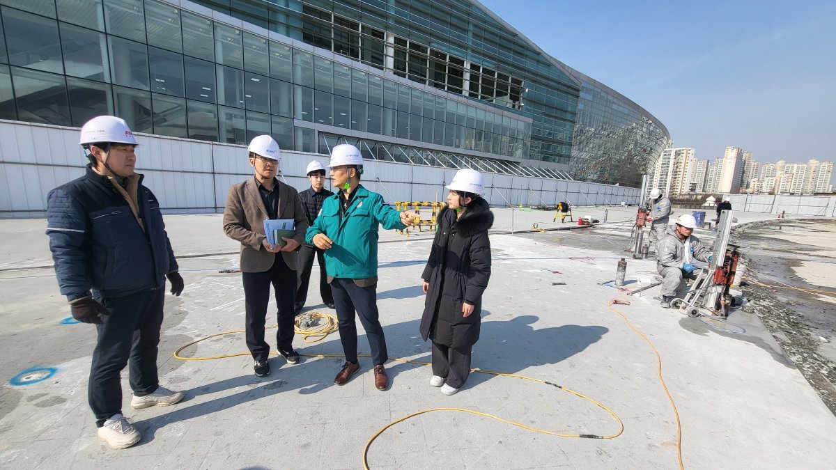 이성철 경륜경정총괄본부장(오른쪽 두 번째) 등 관계자들이 안전 점검을 하고 있다 사진제공|국민체육진흥공단