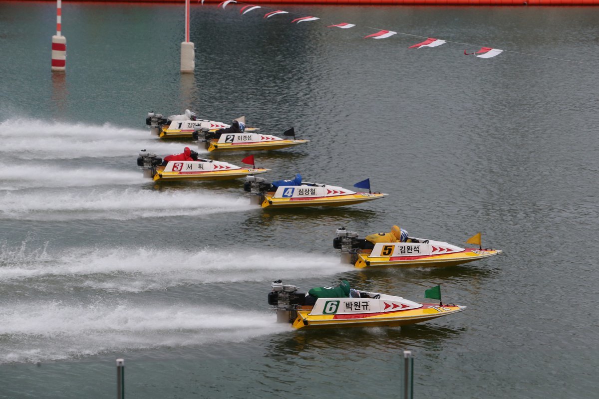 미사리경정장에서 선수들이 힘차게 출발하고 있다                사진제공｜국민체육진흥공단