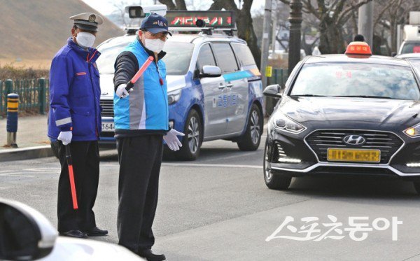 주낙영 경주시장이 APEC 정상회의를 앞두고 동부사적지 사거리에서 교통정리를 하고 있다. 사진제공 ㅣ 경주시