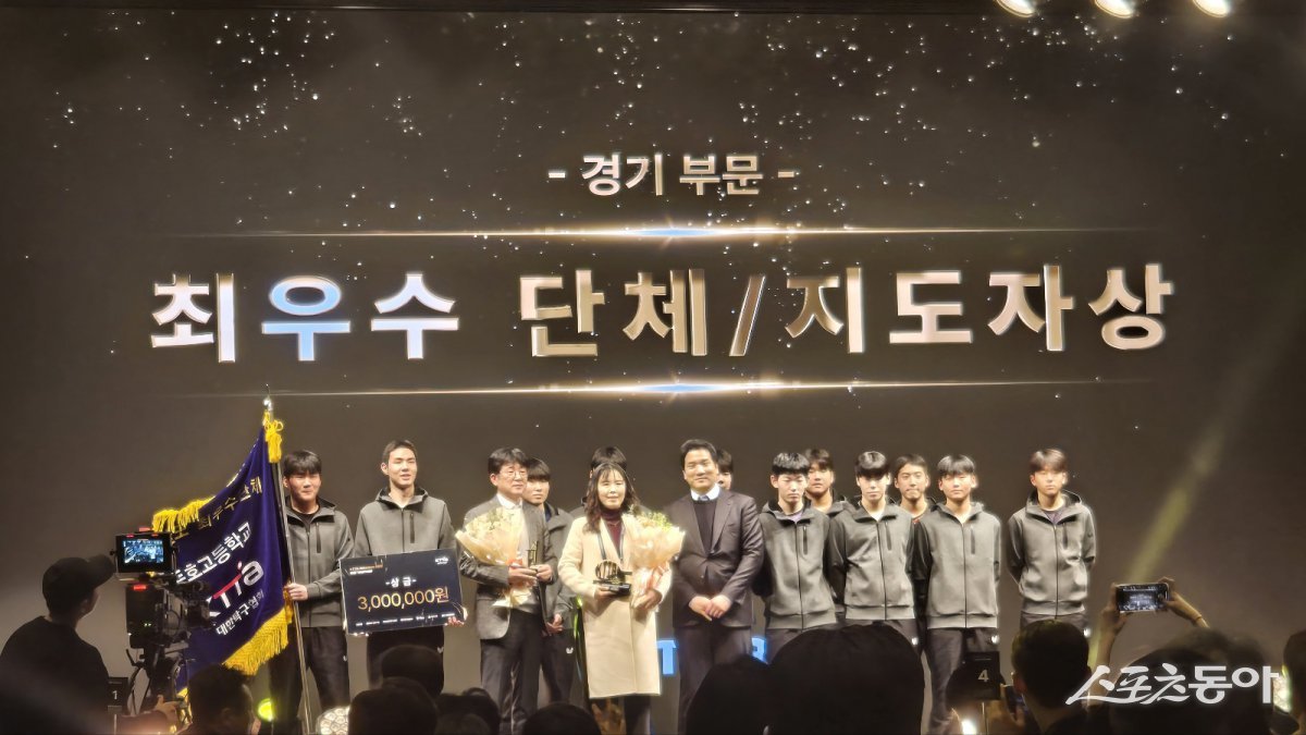 대한탁구협회 KTTA AWARDS 2025에서 최우수 단체상과 최우수 지도자상을 수상한 두호고 장세호 코치와 탁구부원들이 기념촬영을 하고 있다. 사진제공|포항두호고등학교