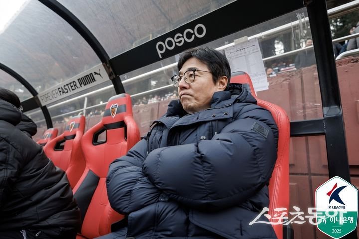 지난 15일 포항과의 개막전에서 3-0 완승을 거둔 황선홍 대전 감독이 굳게 입을 다물고 있다. 사진제공ㅣ한국프로축구연맹