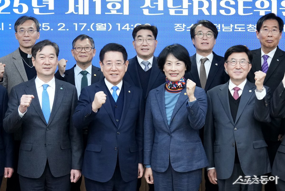김영록 전라남도지사가 17일 도청 서재필실에서 열린 ‘2025년 제1회 전남 RISE위원회’에 참석, 참석자들과 기념촬영을 하고 있다. 사진제공=전남